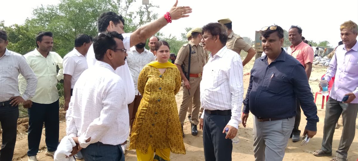 dmbijnor's tweet image. दिनाँक 10 सितम्बर, 2025 को संभावित बाढ़ के दृष्टिगत ग्राम रावली के पास बने रपटे पर हो रहे निर्माण कार्यों का औचक रूप से निरीक्षण कर सम्बन्धितों को आवश्यक दिशा-निर्देश दिये गये।