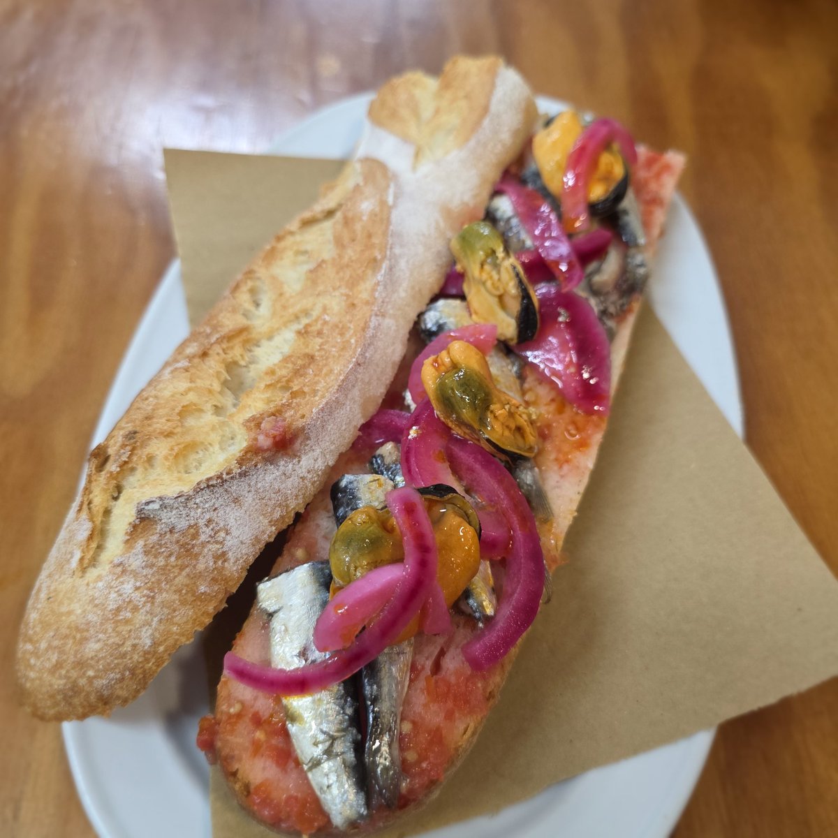 Bon dia per avui entrepà de sardinetes  amb musclos en escabetx i ceba encurtida. Salut <a href="/DO_sants/">D.O. Sants</a> #entrepadeldia