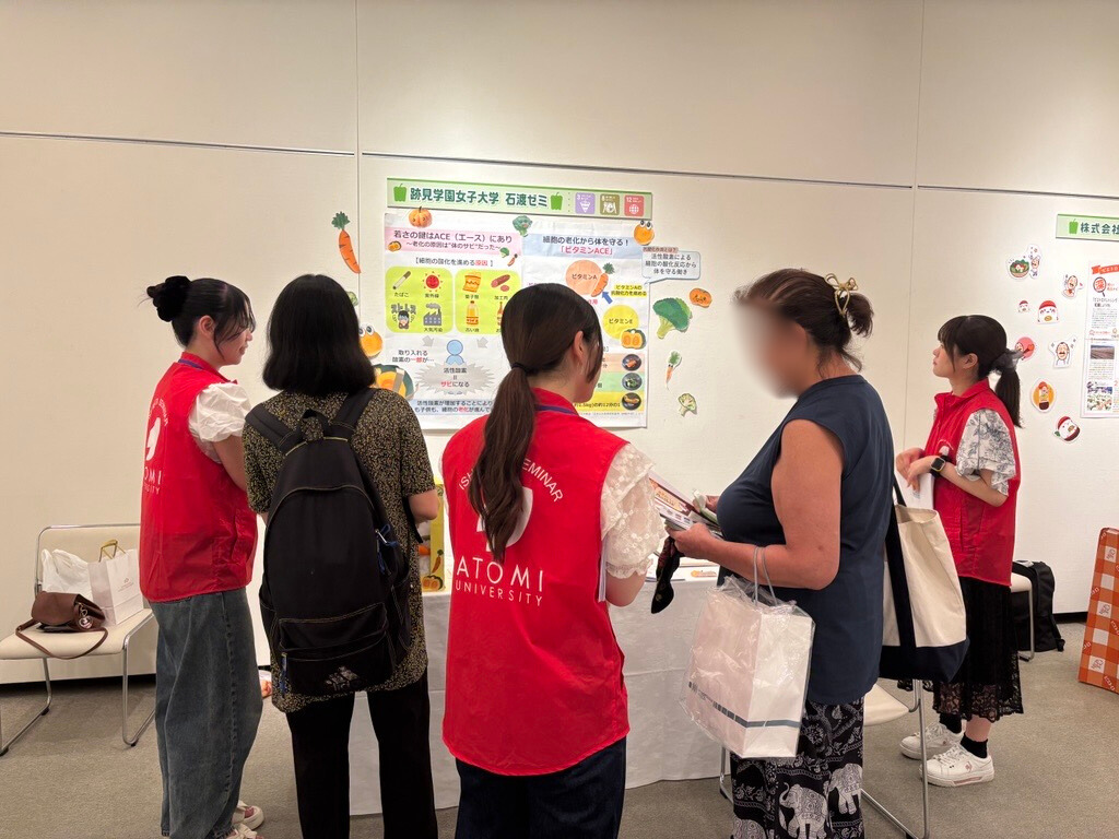 Atomi_Chiiki's tweet image. 🍆🥦🍅ハピベジフェスタ2025🫑🥕🌶️

石渡ゼミが参画している文京区ハッピーベジタブルフェスタ2025へ行ってきました💞
ゼミ生たちが考案したオリジナルレシピは会場でも大人気🍳
#文京区 #跡見 #食育 #地域連携