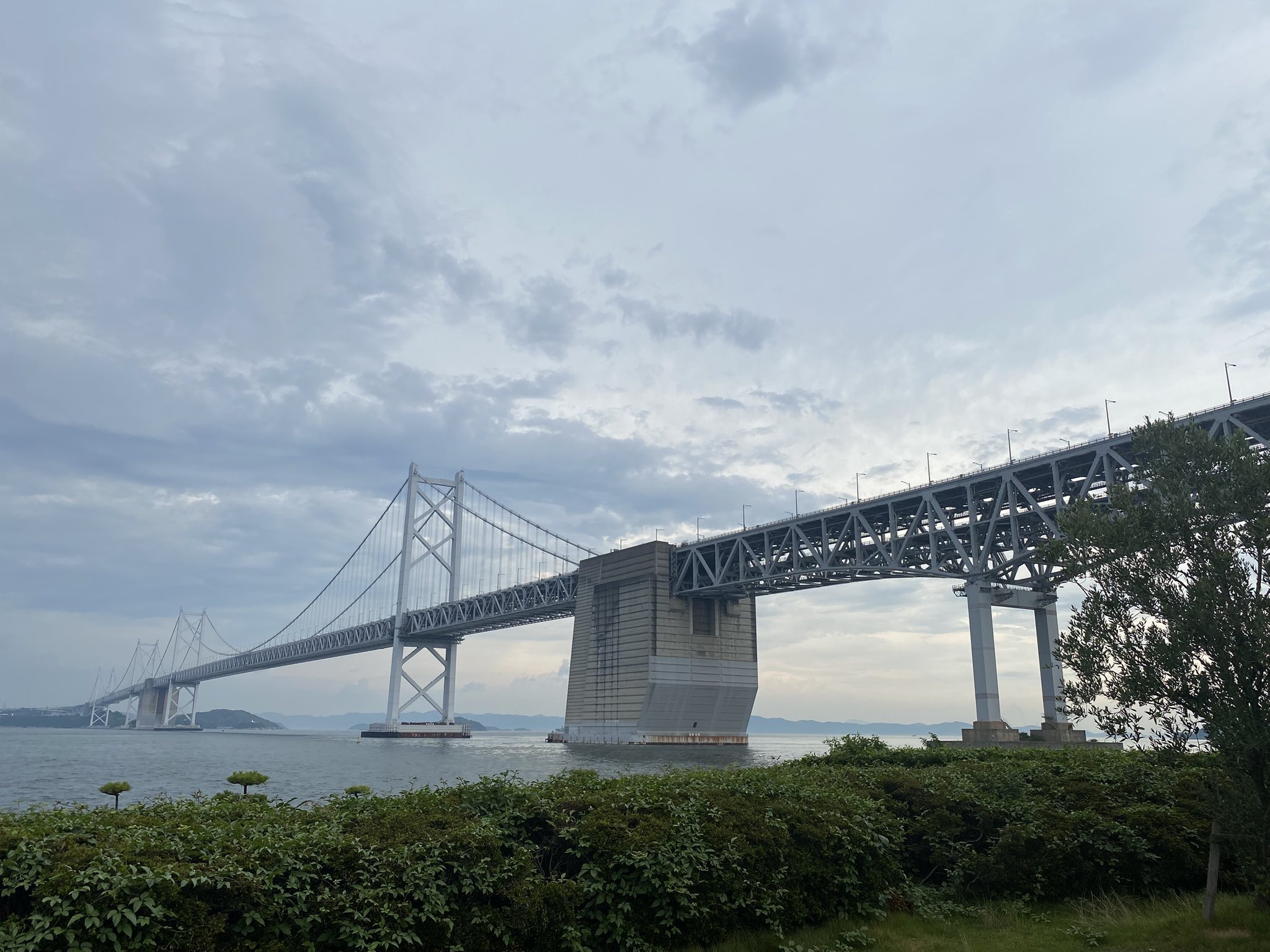 暖簾 瀬戸大橋とお遍路さんがデザインされた 91cm×85cmサイズ(匿名発送) 暖簾 瀬戸大橋とお遍路さんがデザインされた 91cm×85cmサイズ