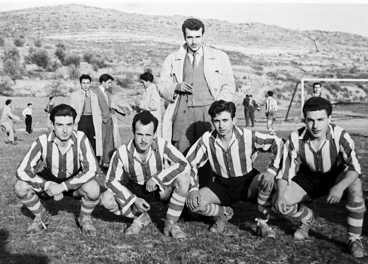 8 de desembre de 1952, partit de futbol del Torà al camp del Sanaüja.
Identifiquem: Ramon Padullés, Jaume Vilagut, Miquel Flores, Josep Miramunt i Joan Calleja.
#recordantora #memoriahistorica #memoriaoral #tora #arxiuapact