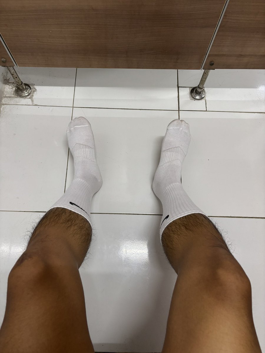 nickolo41460034's tweet photo. เวลาเห็นคนใส่ถุงเท้าพื้นดำๆละโคตรเสวเลยย https://t.co/5PD6TPugAm
