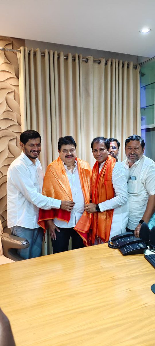 బీజేపీ తెలంగాణ రాష్ట్ర ఉపాధ్యక్షులుగా నియామకం అయినా తరువాత మొదటిసారి బీజేపీ రాష్ట్ర కార్యాలయానికి వెళ్లి రాష్ట్ర అధ్యక్షులు <a href="/N_RamchanderRao/">N Ramchander Rao</a> గారిని మర్యాదపూర్వకంగా కలిసి సత్కరించి బీజేపీ రాష్ట్ర ఉపాధ్యక్షులుగా నియమించినందుకు ధన్యవాదాలు తెలియజేశాను.
<a href="/BJP4Telangana/">BJP Telangana</a>