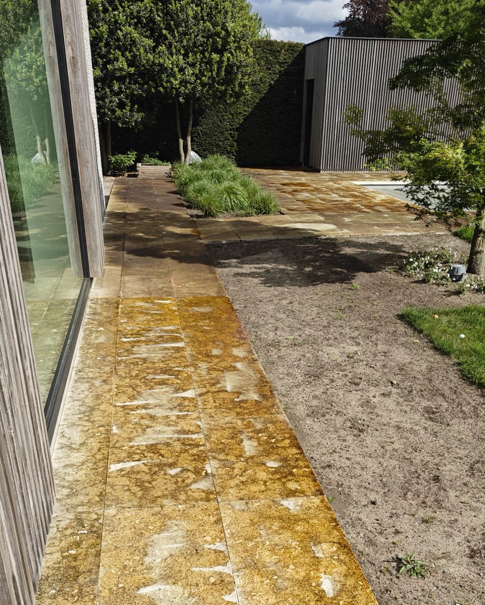 Stoneplusbe's tweet photo. Een terras dat zichzelf reinigt? 😳
Met FMG+ heb je geen javel of hogedruk meer nodig.
🌧️ Regen en 🌞 zon doen het werk.

📸 Bekijk de voor-en-na foto's hieronder.
Bestel hier 👉 https://t.co/UE01Ld4Zgl

#FMGplus #natuursteen #onderhoud #terrasreiniging #StonePlus https://t.co/zmphZ7Ne3h
