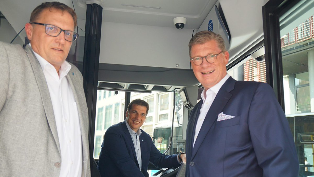 Nouvelle commande de 37 #eCitaro Mercedes-Benz pour Ulm &amp; Neu-Ulm ! 15 eCitaro et 22 eCitaro G dotés de batteries NMC4 avec recharges rapides jusqu'à 300 kW, au dépôt comme en circulation. Livraison progressive jusqu’à fin 2026 + option 9 eCitaro dès 2027. mercedes-benz-bus.com/fr_FR/brand/ne…