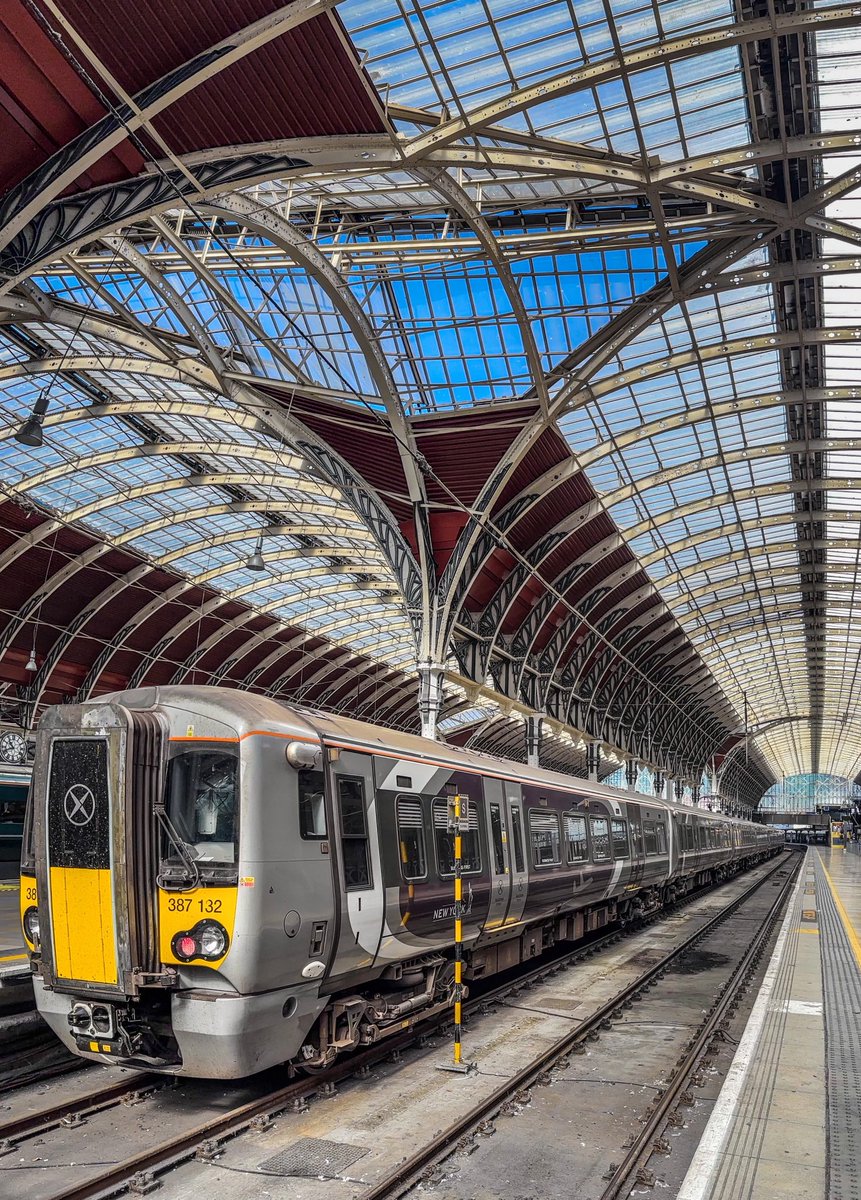 miles_chains's tweet image. The Bombardier built class 387 Electrostar. Heathrow Express liveried 387132 ‘NEW YORK’ stands at London Paddington awaiting departure to the airport.
#Class387 #Electrostar #LondonPaddington #HeathrowExpress