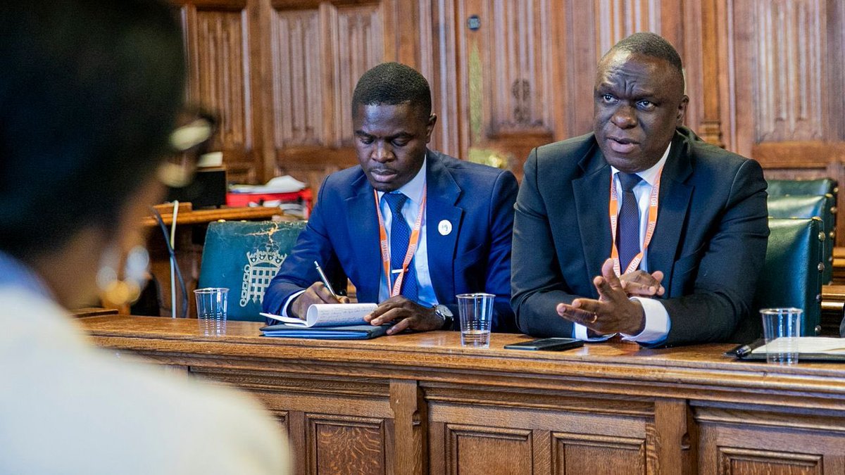 rutaraka's tweet photo. 📍London, Uingereza

🇹🇿🇬🇧

▪️WAZIRI KOMBO AKUTANA NA UJUMBE MAALUM WA BIASHARA WA UINGEREZA 

➡️ Tanzania na Uingereza Kuimarisha Ushirikiano wa Kibiashara na Uwekezaji

Waziri wa Mambo ya Nje na Ushirikiano wa Afrika Mashariki, Mheshimiwa Balozi Mahmoud Thabit Kombo, amekutana na kuzungumza na Mjumbe Maalum wa Biashara wa Uingereza kwa Afrika Mashariki, Mhe. @KateOsamor (Mbunge), katika Jumba la Commons, jijini London.

Mazungumzo hayo yalilenga kuimarisha ushirikiano wa kibiashara na uwekezaji kati ya Tanzania na Uingereza, kupitia miradi inayoendelea na mipango mipya inayohusisha nishati, madini, uchumi wa buluu, fedha za kijani, ubunifu wa kidijitali na kilimo cha mazao ya biashara.

Waziri Kombo alisisitiza dhamira ya Serikali ya Tanzania kuimarisha mazingira ya biashara na uwekezaji, pamoja na kuhakikisha miradi inayoungwa mkono na taasisi za kifedha za Uingereza, ikiwemo UK Export Finance (UKEF) na British International Investment (BII), inatekelezwa kwa ufanisi.

“Tanzania inathamini ushirikiano wa kihistoria na Uingereza na inatambua mchango mkubwa wa miradi ya uwekezaji katika kuongeza ajira, kukuza biashara ya kikanda na kimataifa, na kuendeleza sekta za kipaumbele kama madini muhimu, nishati safi, na uchumi wa buluu,” alisema Mhe. Waziri Kombo.

Kwa upande wake, Mhe. Asamor aliipongeza Tanzania kwa hatua inazochukua kuboresha mazingira ya uwekezaji na kusisitiza dhamira ya Uingereza kuendelea kushirikiana kwa karibu katika miradi ya kimkakati. Alieleza kuwa Uingereza iko tayari kusaidia upatikanaji wa masoko kwa mazao ya kilimo, kuimarisha miradi ya miundombinu ya Zanzibar na kusaidia miradi ya kijani na kidijitali.

Mazungumzo hayo pia yaligusia maandalizi ya uchaguzi mkuu wa Tanzania unaotarajiwa kufanyika Oktoba 29, 2025, ambapo Waziri Kombo alibainisha kuwa kwa mara ya kwanza uchaguzi huo unasimamiwa na tume huru ya uchaguzi, hatua ambayo itaongeza uwazi na kuimarisha imani ya wawekezaji.

Pande zote mbili zilithibitisha kuendeleza uratibu wa karibu kupitia Tanzania Investment and Special Economic Zones Authority (TISEZA) na kukubaliana kuanzisha timu ya ufuatiliaji (delivery team) ya pamoja itakayokuwa na mapitio ya robo mwaka ili kuhakikisha utekelezaji wa haraka wa makubaliano yaliyofikiwa.

📸 | W/Mambo ya Nje
@dailynewstz @MbelwaK @GileadTeri @UKinTanzania @HabariLeo