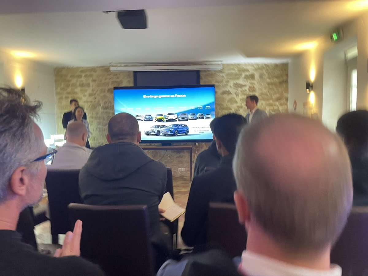 erikbielderman's tweet image. Dans les coulisses d’un essai auto 🚘 

Episode 5

1/3 ( THREAD ) ⬇️

BYD Seal 6 DM-i 🇨🇳 

« Feydeau et Courtenile roulent chinois ».

Pourquoi aller à Munich et vivre la bousculade du salon automobile, pour savoir que BYD c’est du lourd, du très lourd ? Du Chinois body buildé…