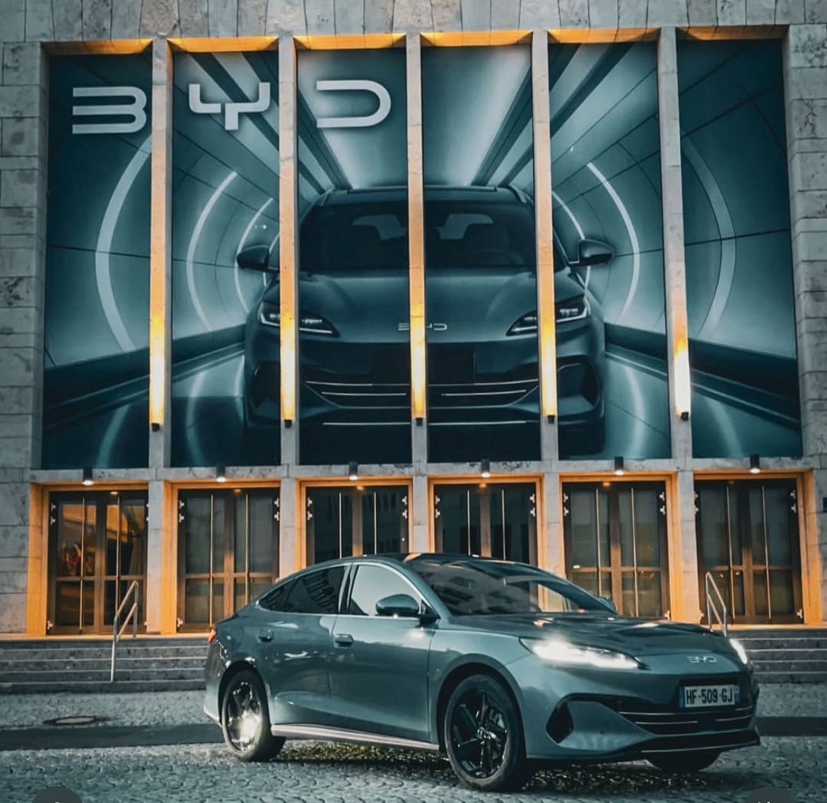 erikbielderman's tweet image. Dans les coulisses d’un essai auto 🚘 

Episode 5

1/3 ( THREAD ) ⬇️

BYD Seal 6 DM-i 🇨🇳 

« Feydeau et Courtenile roulent chinois ».

Pourquoi aller à Munich et vivre la bousculade du salon automobile, pour savoir que BYD c’est du lourd, du très lourd ? Du Chinois body buildé…