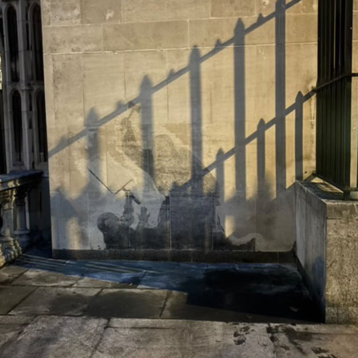 Heccles94's tweet photo. The British state have now removed this Banksy, and in doing so have revealed their fragility and  immortalised its message. 

We must resist and protect the right to protest. 

We must never stay silent on Genocide.

RT and make this picture famous! https://t.co/OEFxiVdTBd