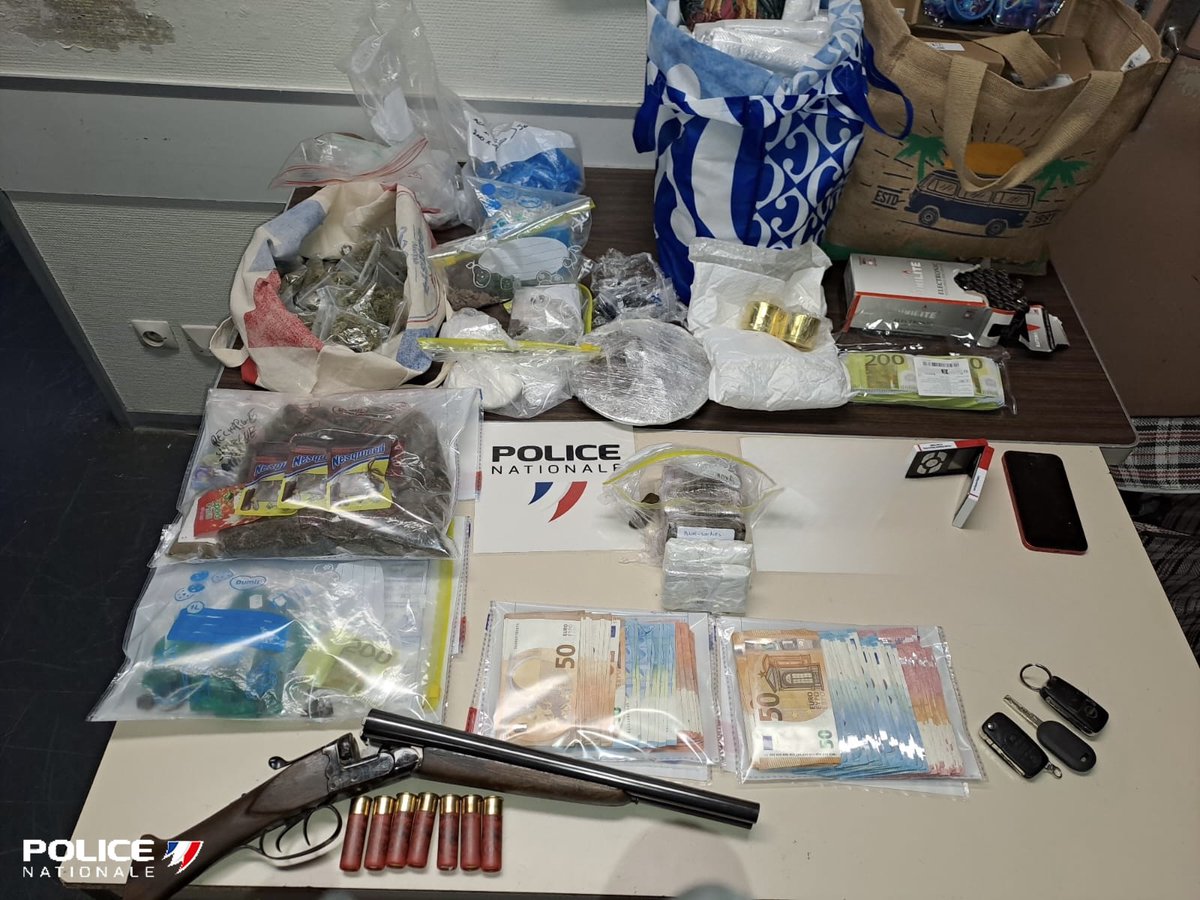 #AntiStups | Interpellation le 07/09/2025 à #Besançon après plusieurs jours de surveillance d'un individu qui se livrait à un trafic de stupéfiants dans le quartier Xavier Marmier.
Ont été saisis: 
➡️2154 g de stupéfiants
➡️1 fusil et 7 munitions
➡️ 4410 €uros en numéraire