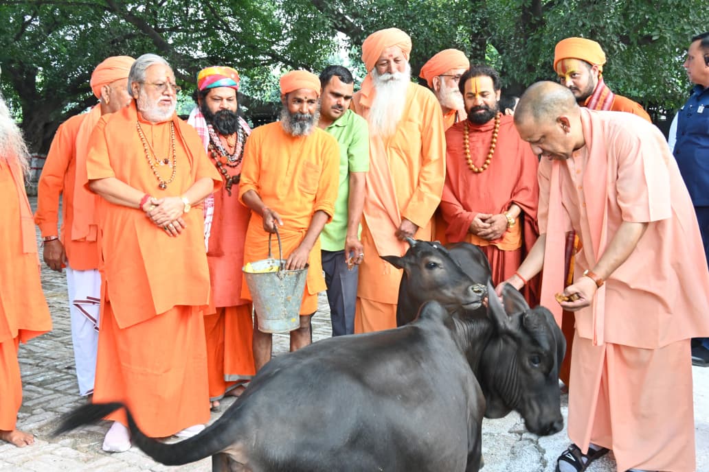 ManishPandeyLKW's tweet image. &quot;गाय को रोटी खिलाने वाले को&quot; भला &quot;गाय के साथ रोटी खाने वाले&quot; कैसे पसंद कर सकतें हैं ।