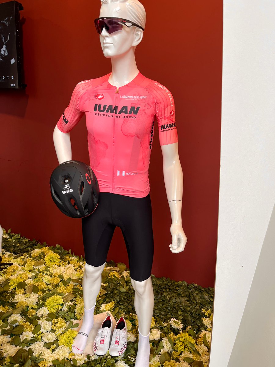 イタリア館の予約をめちゃ前にとってたおかげで待ちほぼゼロで入れました！！入口からジロ！！！って感じでトロフィーをあらゆる角度から撮っちゃいましたね😇薔薇敷き詰められる感じもジロですわ🌹