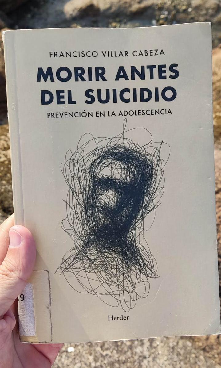 Hoy, el Día Mundial para la Prevención del Suicidio os dejo un breve hilo con frases del magnífico libro de Francisco Villar "Morir antes del suicidio"; un ensayo profundo y compasivo centrado en el abordaje del suicidio en adolescentes👇 
#DíaPrevenciónSuicidio