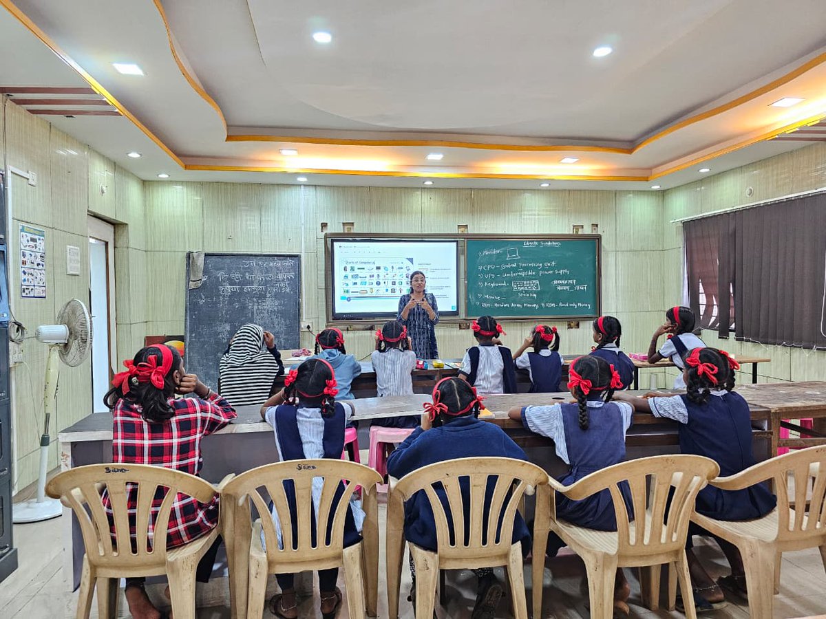 board_ceo's tweet image. Students of Cantt. Board Dehuroad Schools are exploring #DigitalClassrooms & learning #BlockBasedCoding with great excitement. Their joy in operating computers reflects eagerness for new tech & knowledge—boosting attendance & aligning with #NEP2020. #EdTech #edignitefoundation