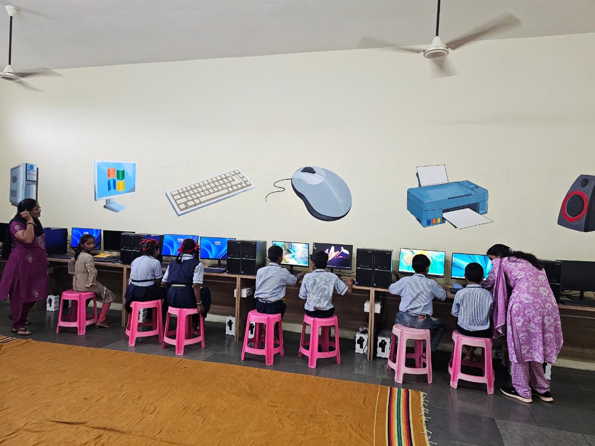 board_ceo's tweet image. Students of Cantt. Board Dehuroad Schools are exploring #DigitalClassrooms & learning #BlockBasedCoding with great excitement. Their joy in operating computers reflects eagerness for new tech & knowledge—boosting attendance & aligning with #NEP2020. #EdTech #edignitefoundation