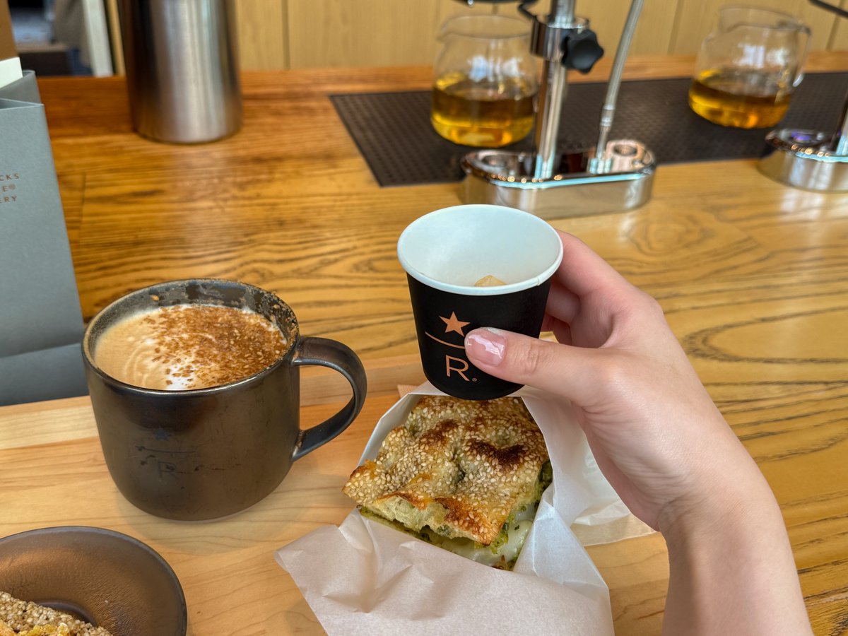 これからブース設営、の前に珈琲。
会場近くのお気に入りSTARBUCKS RESERVE(R) ROASTERY TOKYO☕️
カウンターで疲れを癒してたら、目の前で淹れた珈琲を試飲させてくれた。
会場の珈琲は今年もあるらしく（ありがたすぎ）密かな楽しみ。 #DroidKaigi