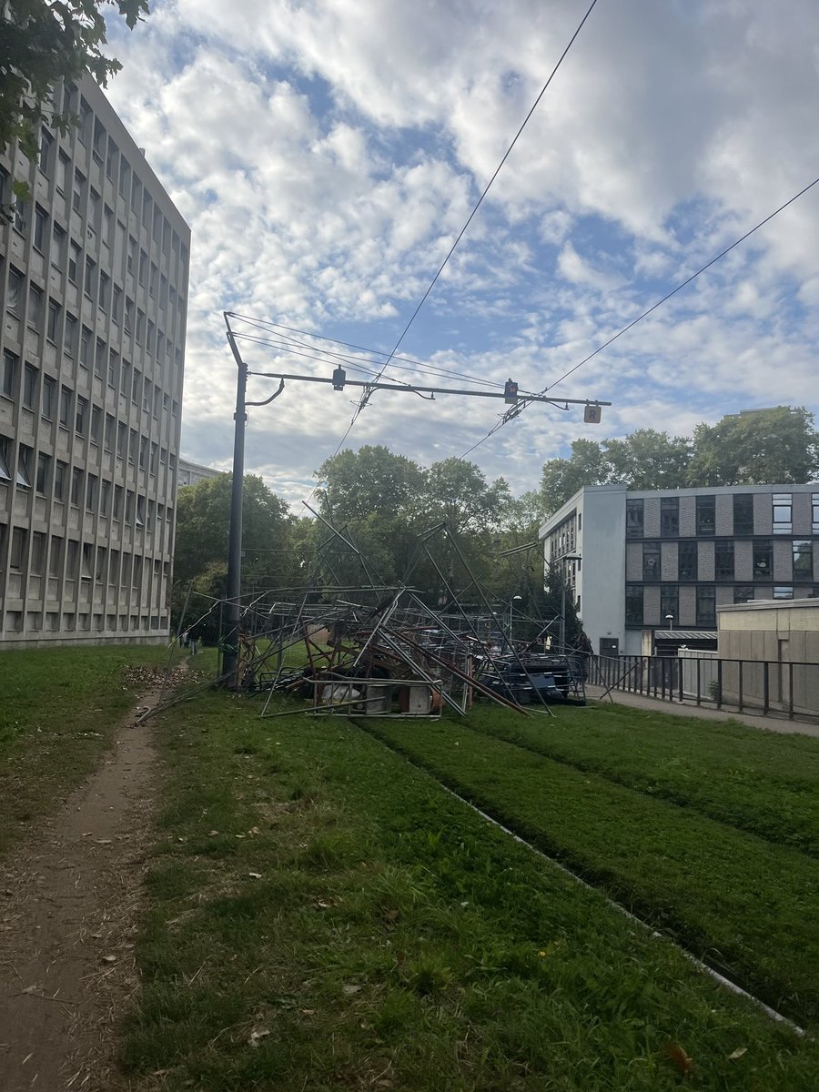 Blocage du tramway 🚊 sur le campus de la Doua, à Lyon…

#Onbloquetout #BloquonsTout #10septembre2025