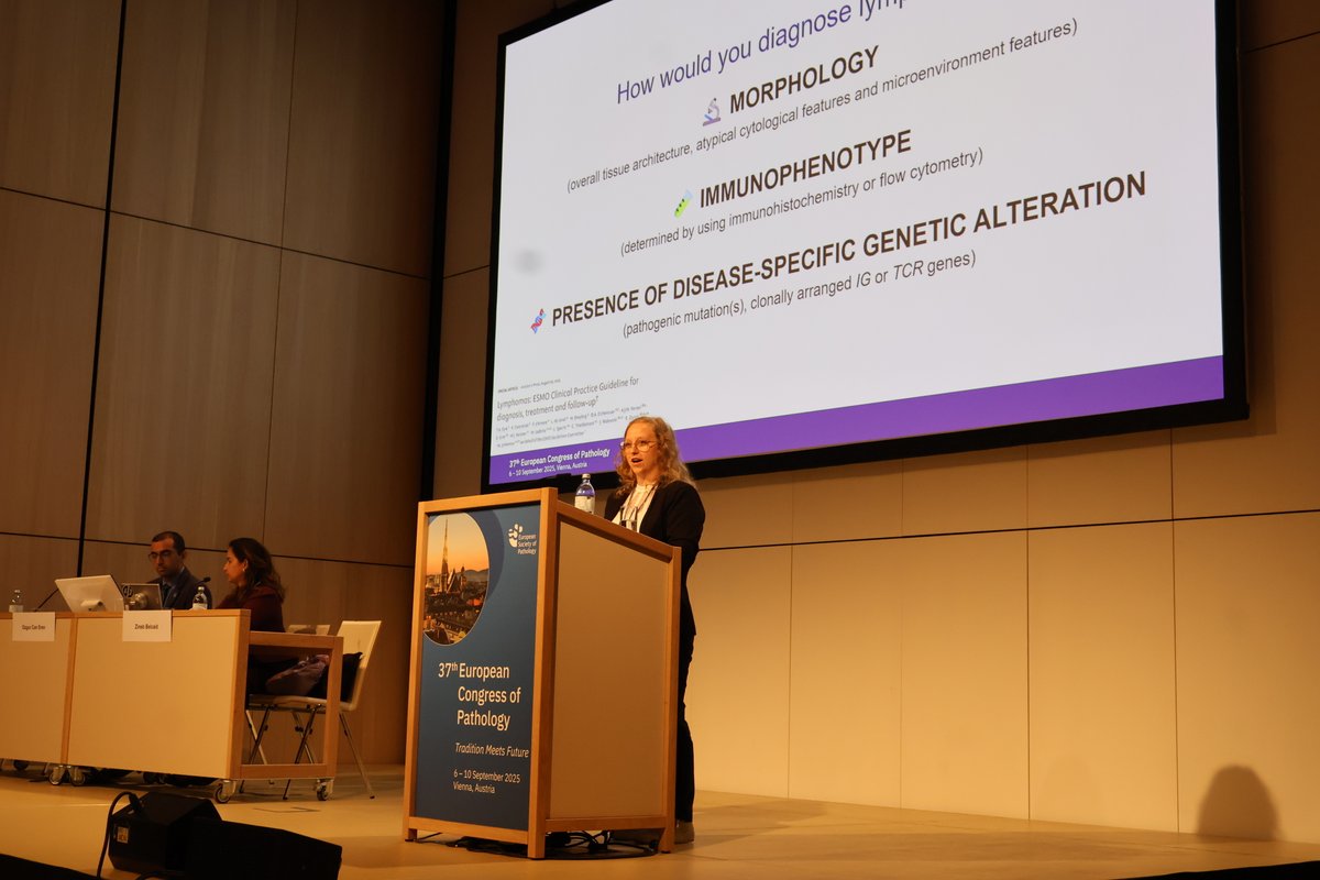 Chris_PouliosMD's tweet image. Live from the @EspTrainee session at the #ESPCongress of the @ESP_Pathology!

@zivaledinek is presenting a #hempath case, and is making a valid point that a critical part of diagnosis is provided only by microscopy: tissue architecture!

#pathology #education
#PathTwitter #pathX