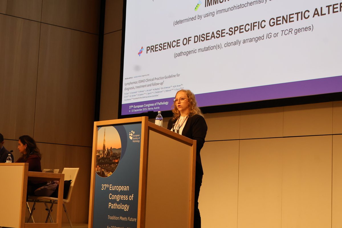 Chris_PouliosMD's tweet image. Live from the @EspTrainee session at the #ESPCongress of the @ESP_Pathology!

@zivaledinek is presenting a #hempath case, and is making a valid point that a critical part of diagnosis is provided only by microscopy: tissue architecture!

#pathology #education
#PathTwitter #pathX