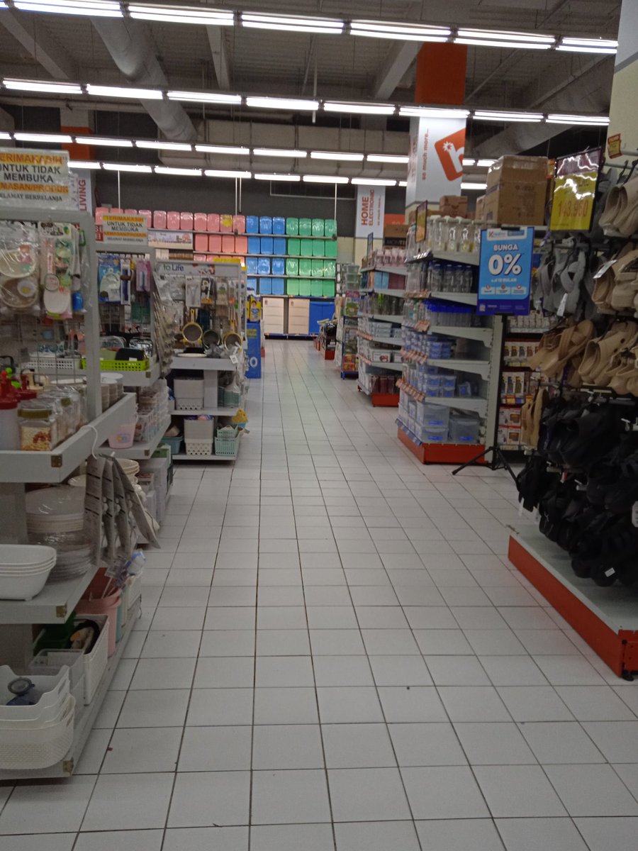 Mr_Enjoy_Aja's tweet image. #Looks #Hypermart Ciputra World is #empty on weekdays 🙂
#Surabaya #Jakarta #Semarang #Bali #Lombok #Medan #Indonesia