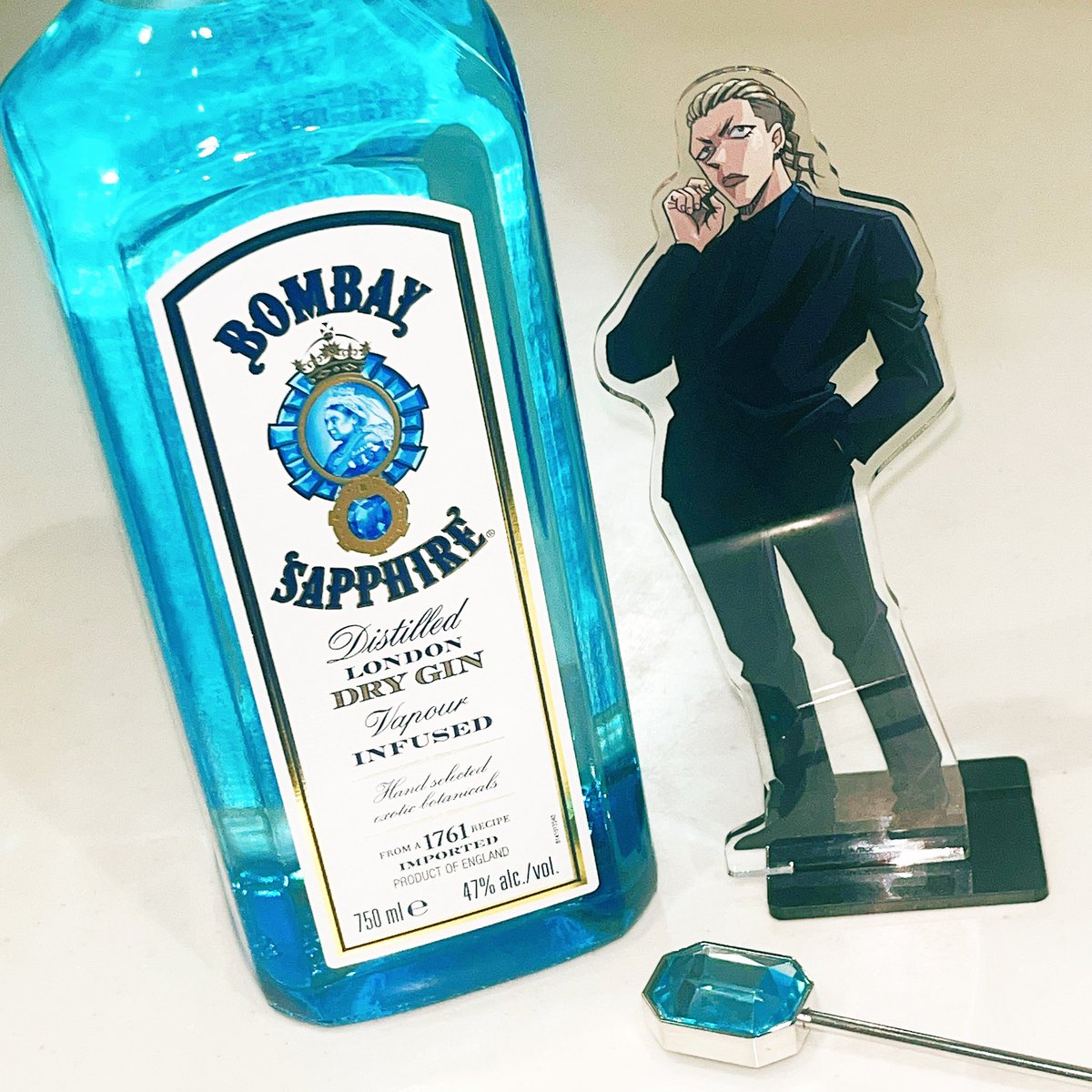 サファイアをモチーフにしたオリジナルマドラーで美味しいボンベイ