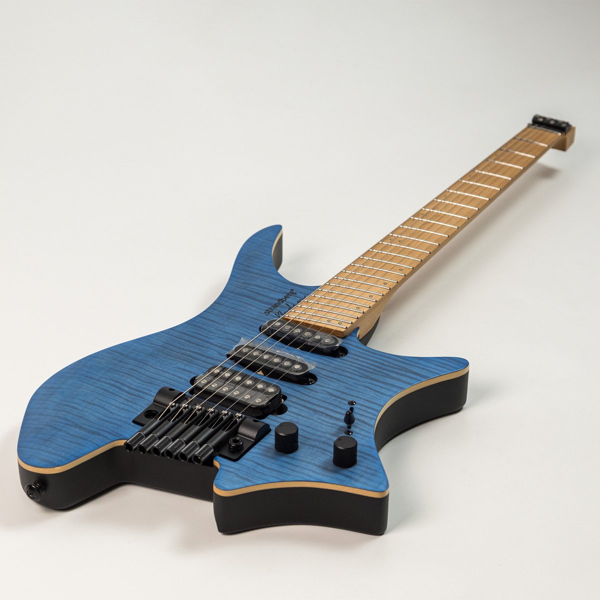 Strandberg Boden Standard NX 6 Tremolo Blue入荷しております！次期モデルチェンジにてつぶしのソリッドカラーになるそうなので、フレイムメイプル好きの方はお早めに。いい感じにバランスの良い杢目個体です。