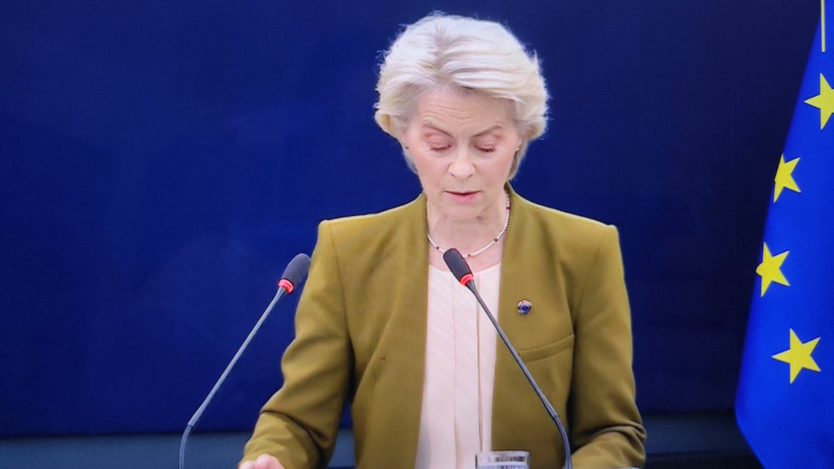 "Le monde d'aujourd'hui est sans pitié.  Dans ces conditions, il s'agit de défendre notre futur. L'Europe doit se battre. Une nouvelle Europe doit émerger"!Debut en force, emotionant et puissant de <a href="/vonderleyen/">Ursula von der Leyen</a> , lors du @Soteu2025. 
<a href="/UEFrance/">Commission européenne 🇪🇺</a> <a href="/Europarl_EN/">European Parliament</a> #Strasbourg <a href="/MDerdevet/">Michel Derdevet</a>