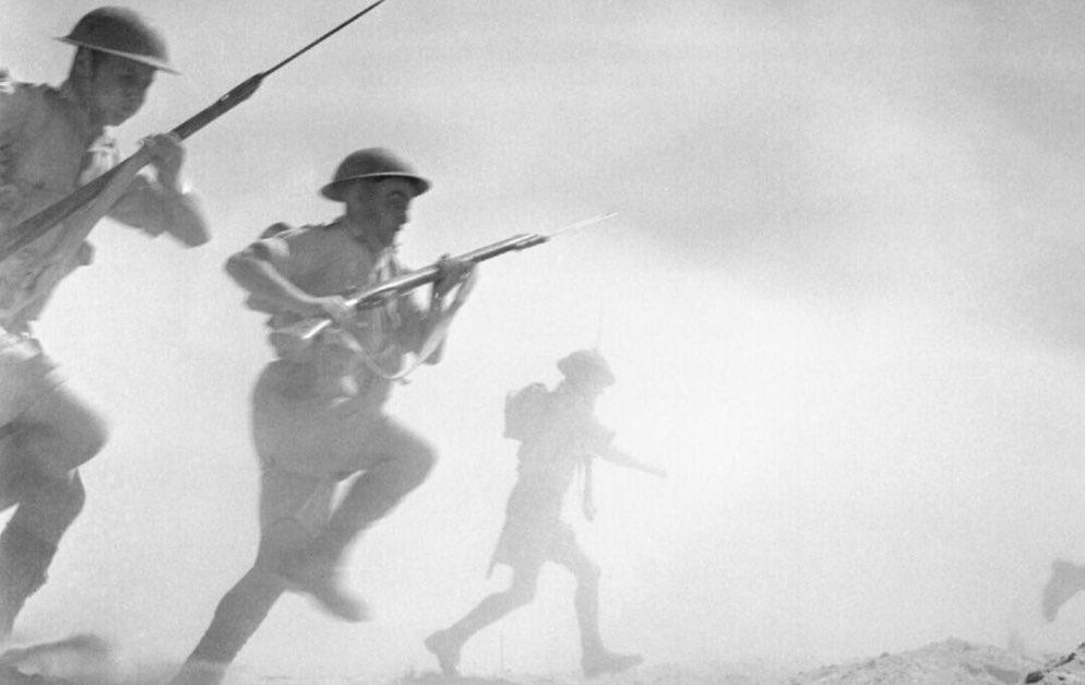 اتوقع بعد الحرب العالمية الثانيه 
اتفقوا الغرب على ان العرب لا تصنع
وجعلوا فكرة الأعمال اليدوية عيب
وليس من اختصاص العرب 
حتى تقدموا علينا بكثير للأسف .
اصبحت الشعوب العربية تعيش دور 
عيشت الملوك فقط .

#حروفي(27) 
#خليجنا_واحد