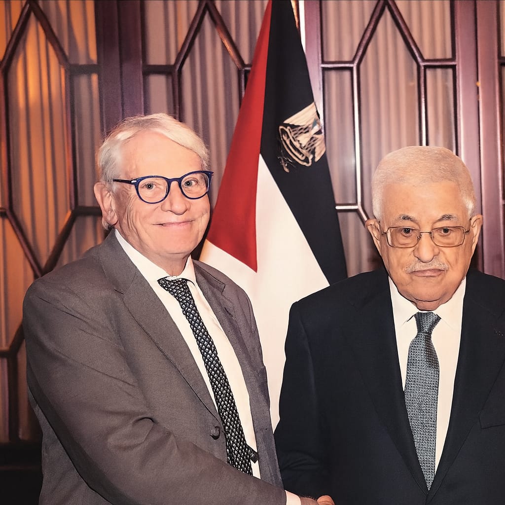 BritPalProject's tweet image. Britain Palestine Project Chair Andrew Whitley and Trustee Richard Burden met with President Abbas yesterday in London. wp.me/PghSEM-8P1