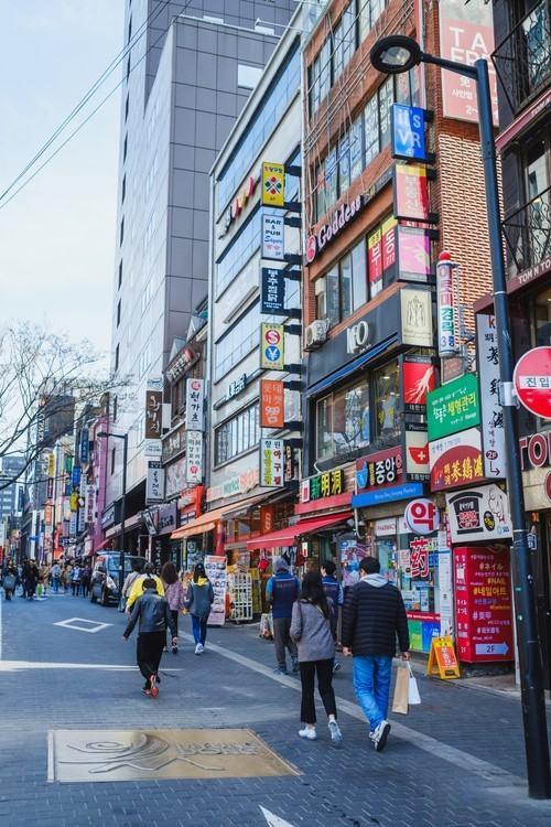한국의 7월 물가상승률은 2.1%였지만, 임대료와 서비스업은 여전히 ​​상승하고 있습니다. 제 기준은 다음과 같습니다. 연준이 9월에 먼저 정책금리를 인하하고, 한국은행도 25bp 인하하여 2.25%가 될 것입니다. 서두르지 마세요.