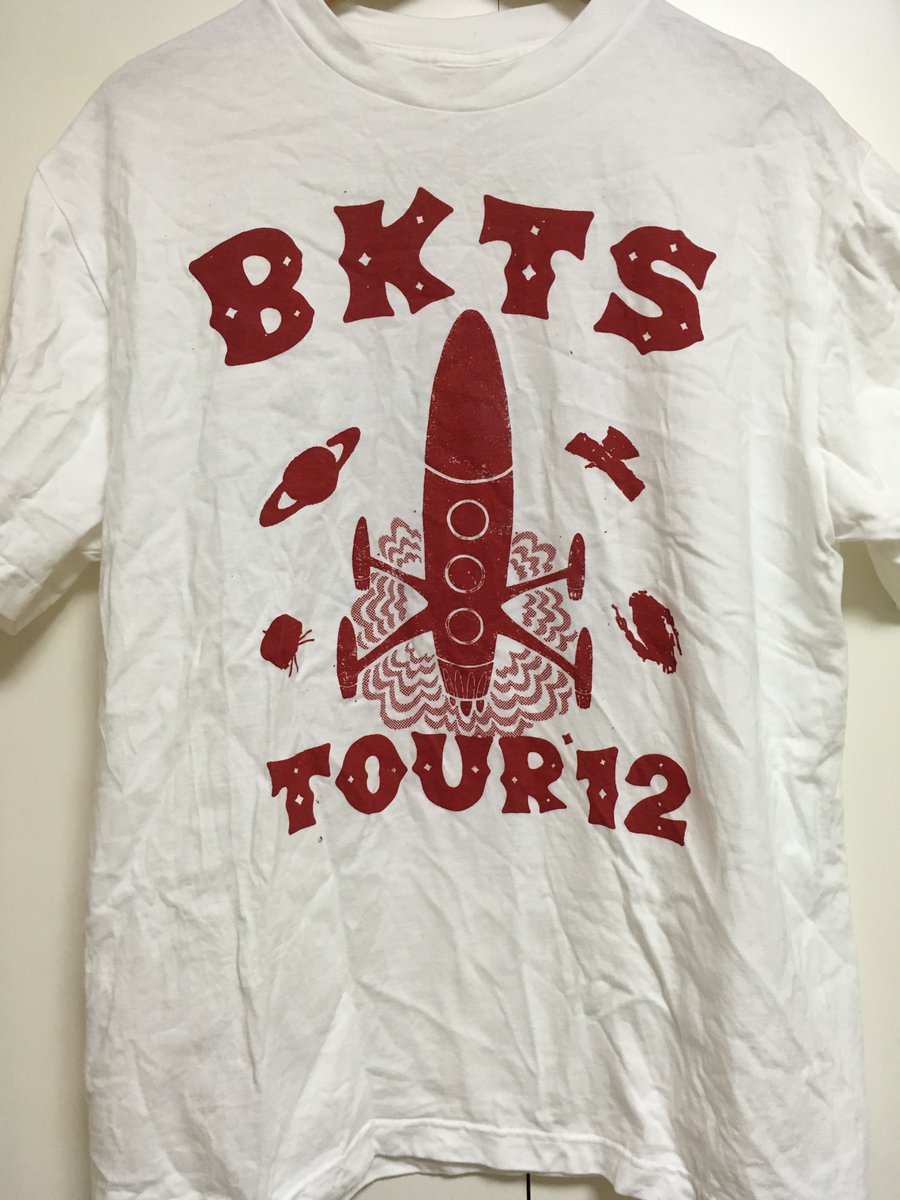 Top_40_Age's tweet photo. #883 BKTS TOUR 2012 (にステッカーを添えて)
ASPARAGUS、the band apart、COMEBACK MY DAUGHTERS、lostageの合同ツアーTシャツ。
#マーチャンダイズ記録シリーズ #ASPARAGUS #thebandapart #ComebackMyDaughters #CBMD #lostage #BKTS https://t.co/hMBQUgPEun