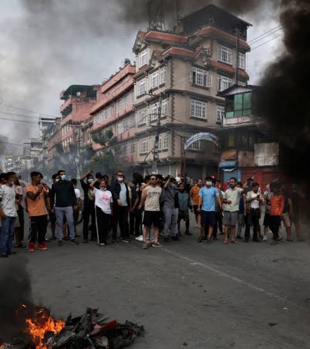 खून चलता है,तो रूकता नहीं संगीनों से
सर उठाता है तो, दबता नहीं फिर तोपों से
तुम ने जिस खून को मक्तल में दबाना चाहा
कहीं शोला,कहीं नारा, कहीं पत्थर बनकर 
आज वो कूचा ओ बाज़ार में आ निकला है।
।।नेपाल।।