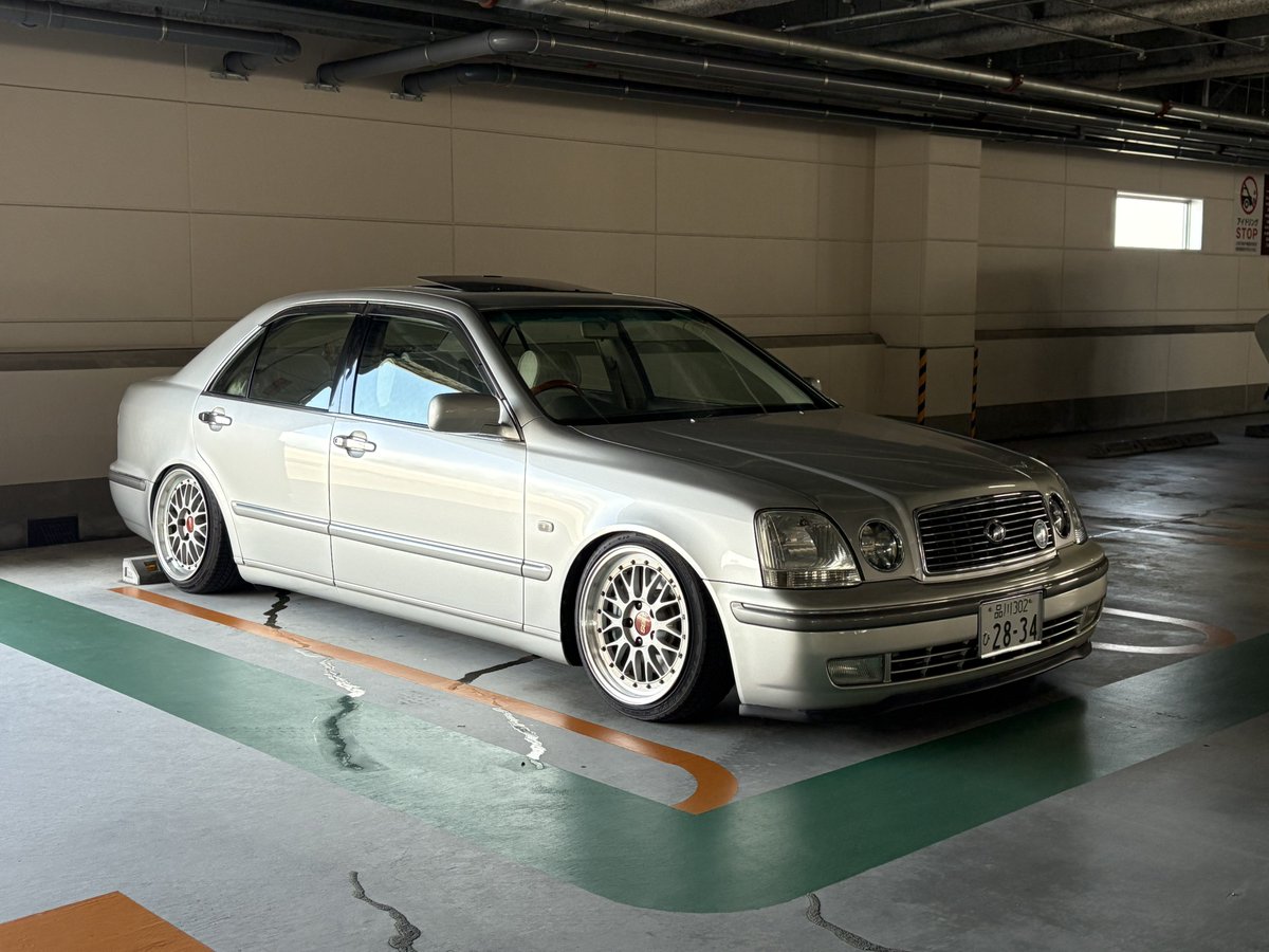 田子重の駐車場は盛れる

腹下からも漏れる

ように見えるよねコレ
コンクリート割れて補強打ってあるだけなんだけど、オイルかガソリン漏れている！？っていつも焦る