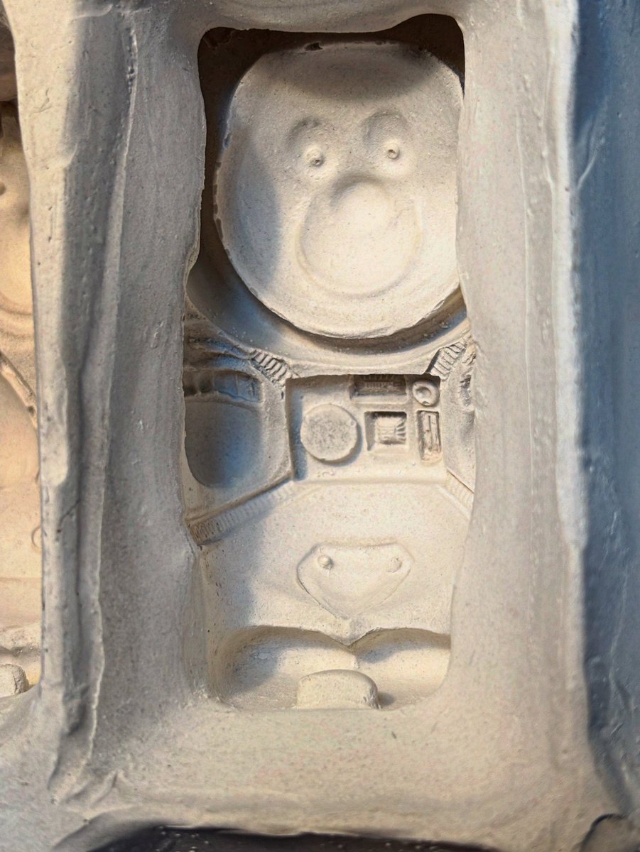 型の中にガラス粒を詰めて窯入れ🧑‍🚀