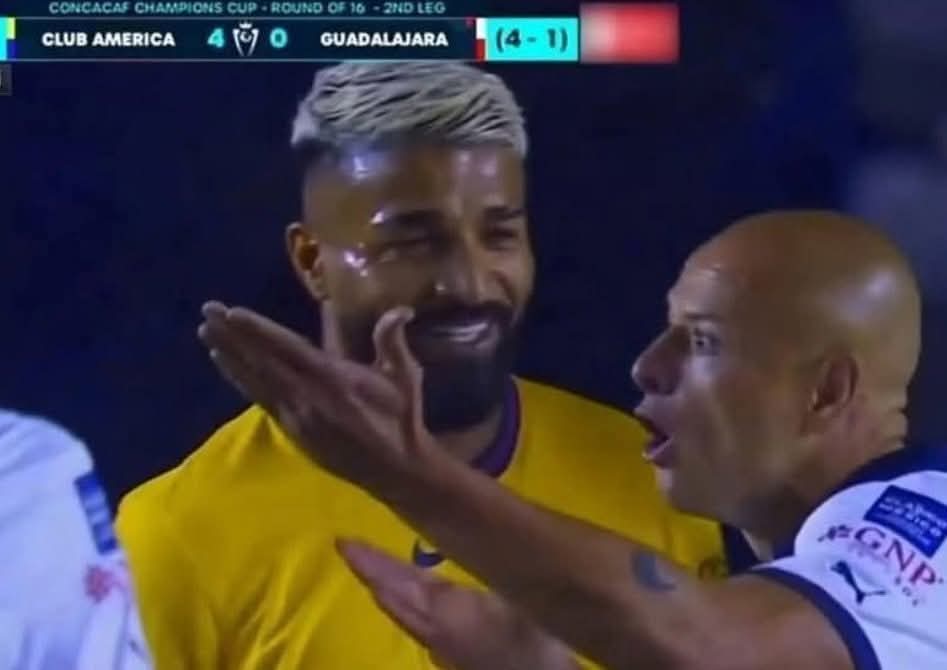 El_Hincha12's tweet image. La rivalidad America-Chivas resumida en una sola imagen.. 📸😏😂😂