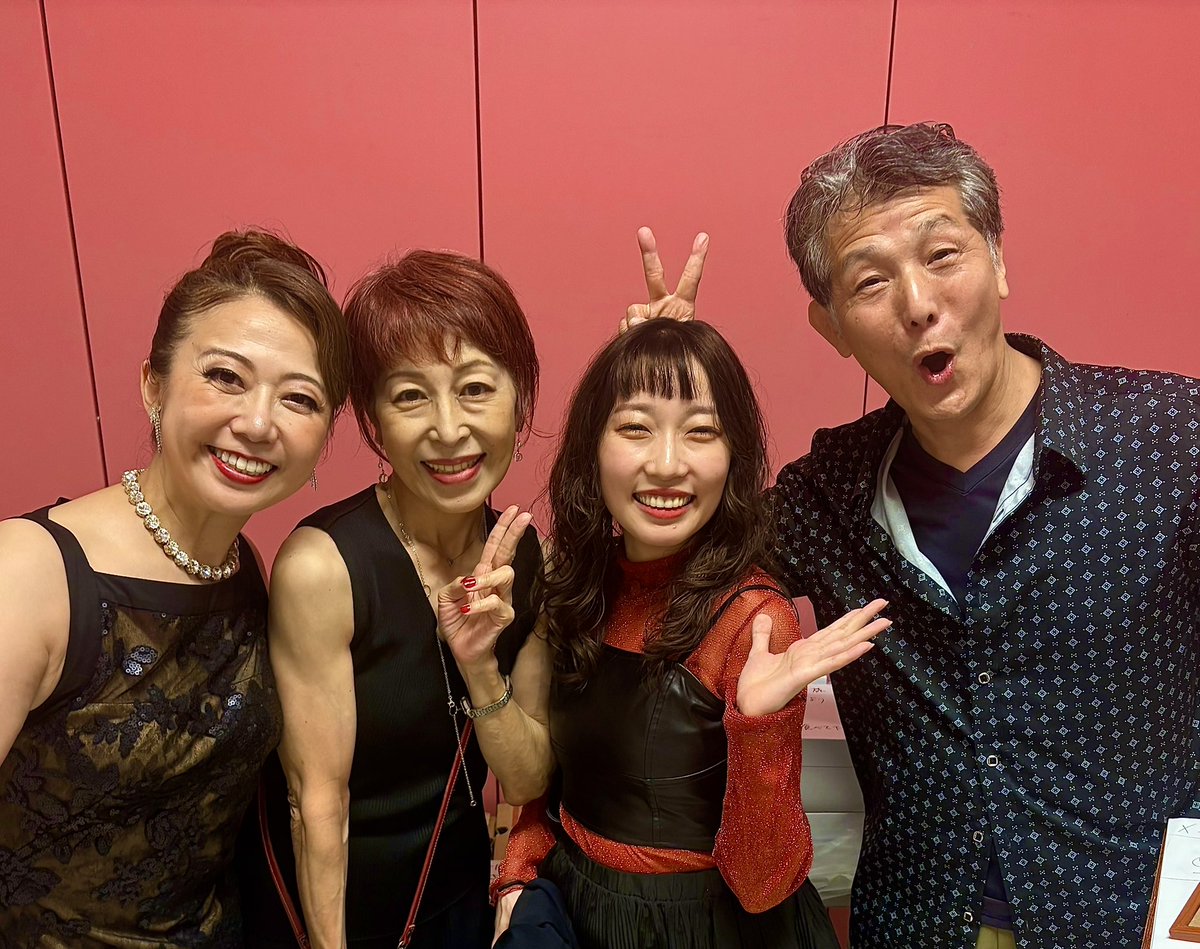 chieinoue's tweet photo. 私の四季人生は「CATS 」で突然始まりました🏃♀️💦
ど素人の私をサポートしてくれたのが敬二さん、ブチさん、お京さんたちという大先輩方😸😼😺
今回ブチさんの故郷でメモリーを歌わせていただけて本当に幸せでした。
これからも見守っていてください😸
#jewelbox2
#羽根渕章洋さん
#ジェリクルキャッツ https://t.co/wF5SCKTUU4