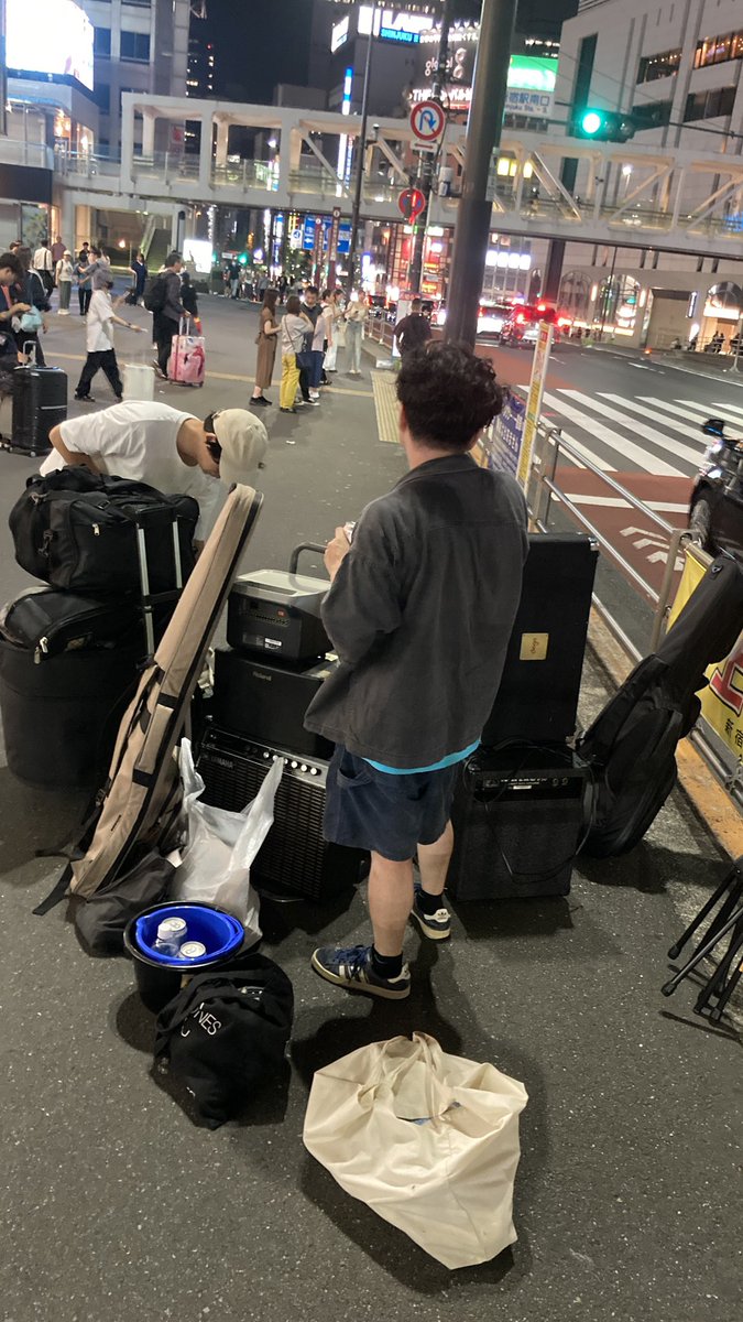 BurnQue's tweet photo. 本日9/10(水)21時30分ごろ、新宿駅バスタ前にて路上ライブです🚌
イレギュラーな水曜の路上、ぜひお立ち寄りください……ネ
#BurnQue #バーンキュー #新宿 https://t.co/9Sm9vDZIbb