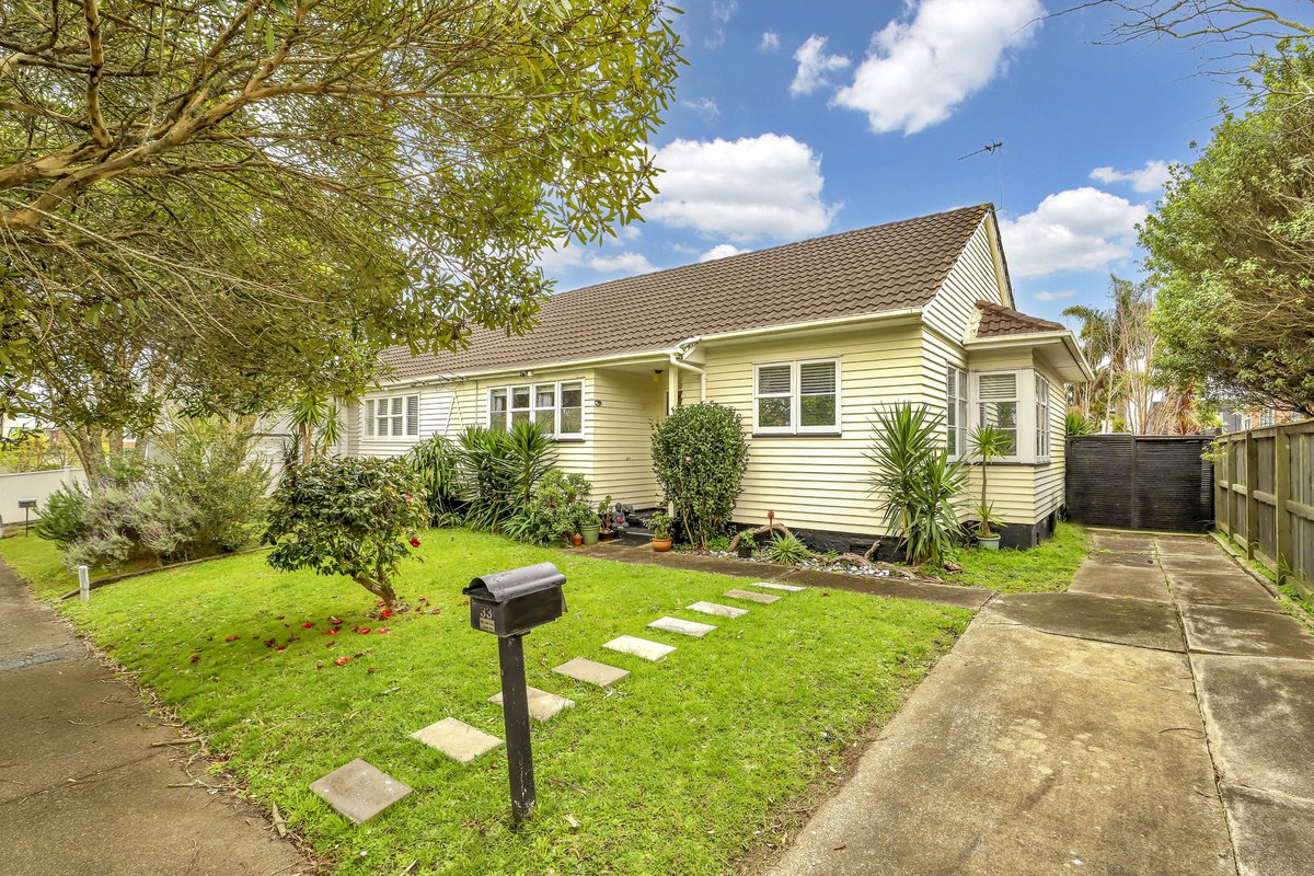 sellrealty's tweet photo. Coming soon! 
905m2 of prime northwest facing Pt Chevalier land in two separate titles of 405m2 and 455m2 - each containing a 1940’s 2 bdrm ex state duplex. Buy one or buy both - zoned MHS but proposed MHU. Email for further info team.ptchevalier@raywhite.com https://t.co/WN9ysv7GrZ