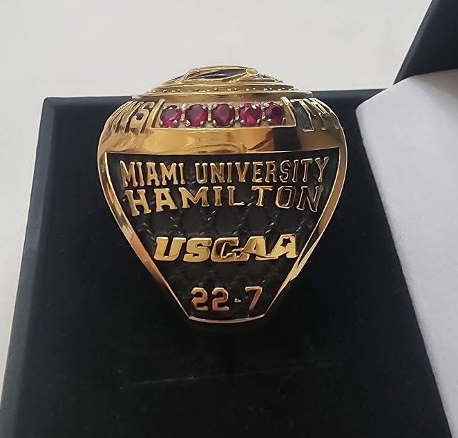 Congratulations to Carter Yarbrough, HL Class of 2024!

He played his freshman year last for Miami Hamilton. 
They won the 2024–2025 
USCAA National Championship!

An excellent representative of HL Basketball! ❤️👍🏻🏀🎉
Check out his ring!!!👀