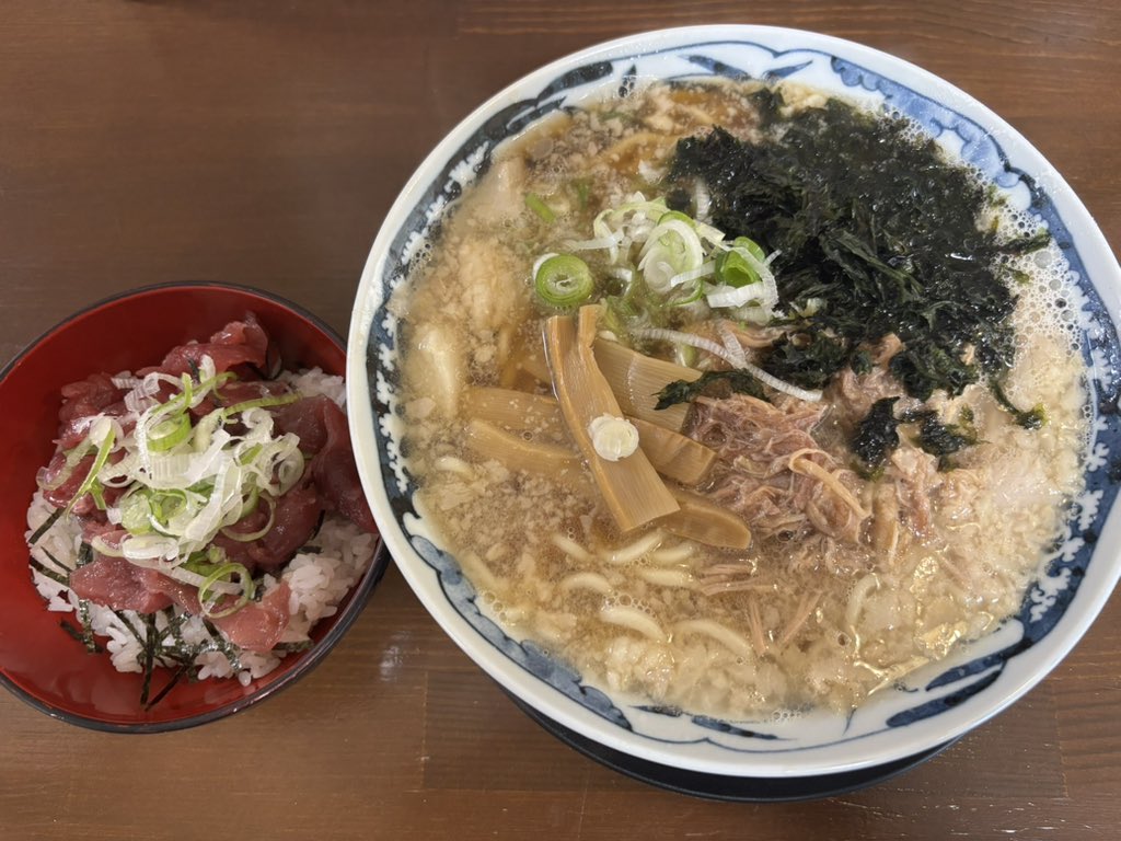 今日はミツワ食堂で、背脂煮干しラーメン中と市場丼です😋