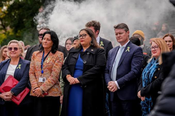 Closing the gap will take all of us, working together. 

Treaty will ensure First Peoples’ communities are at the heart of decision making that affects their lives.

It’s the right thing to do.