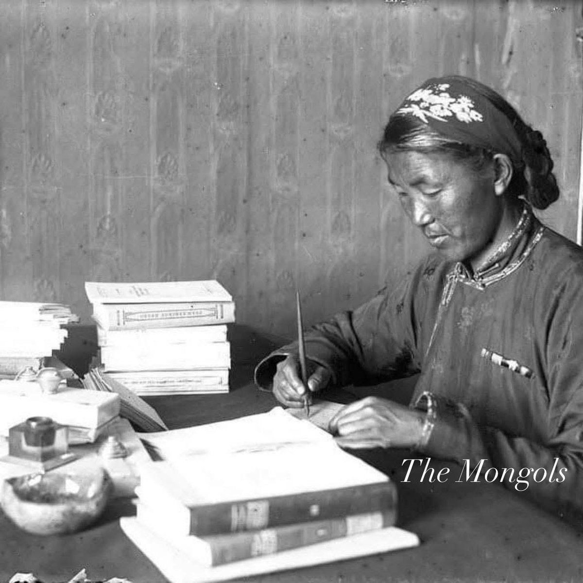 Энэ эмэгтэй гэхэд Төр нийгмийн зүтгэлтэн, шилдэг сэхээтнүүдийн нэг болох Дорж Мэйрэнгийн охин Цэрэнханд өндөр боловсролтой, эгэл даруу сайхан эмэгтэй байсан гэдэг. Улсын төв номын санд 1930-аад оноос насаараа ажилласан, 1926 -1930 онд Германд суралцаж байсан 5 эмэгтэйн нэг.