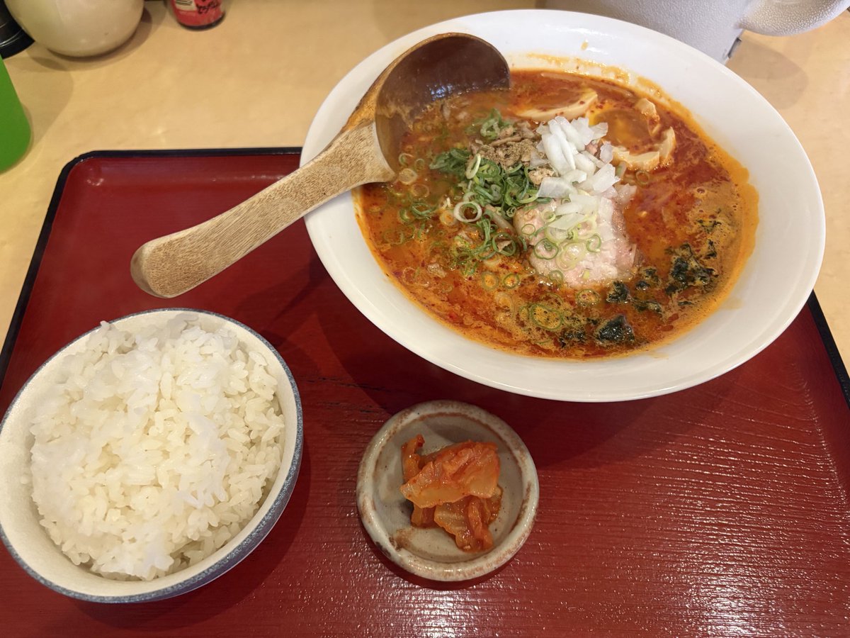 お疲れさまです
お昼ご飯に
最近相談を受けた
らーめん笑家さんにお邪魔しました
地獄の1丁目のとんこつをいただきました！
久々に美味しく食べさせてもらいました！
そして、お店に
僕のポスター張らせて貰えるようになりました！