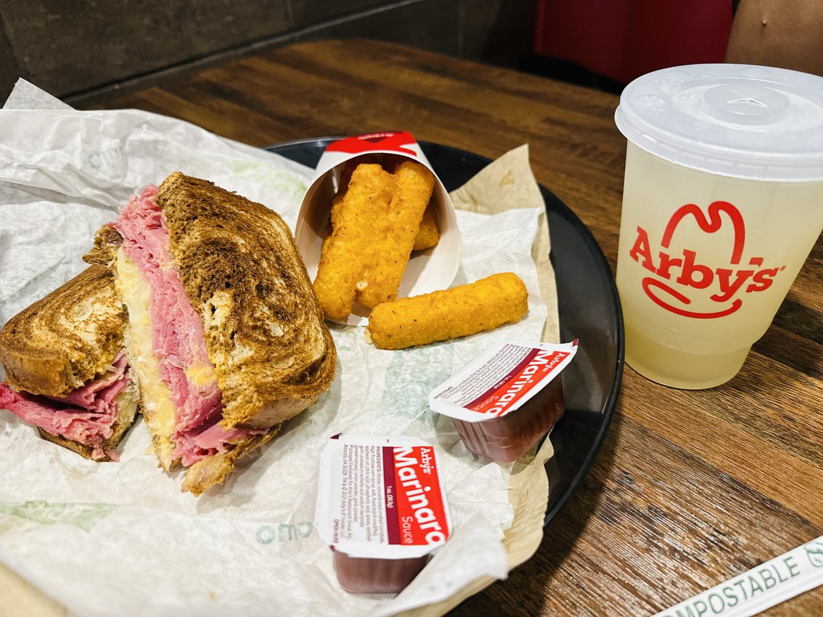 sanae_tajima's tweet image. 昔 六本木や渋谷にあったアービーズをパールリッジで見かけたから入ってみた

美味しー🥰　コンビーフサンドはもちろんだけど サイドのモッツァレラフライ✨伸びる伸びる😝

#Arby's
#Corned Beef Reuben
#Pearlridge Center