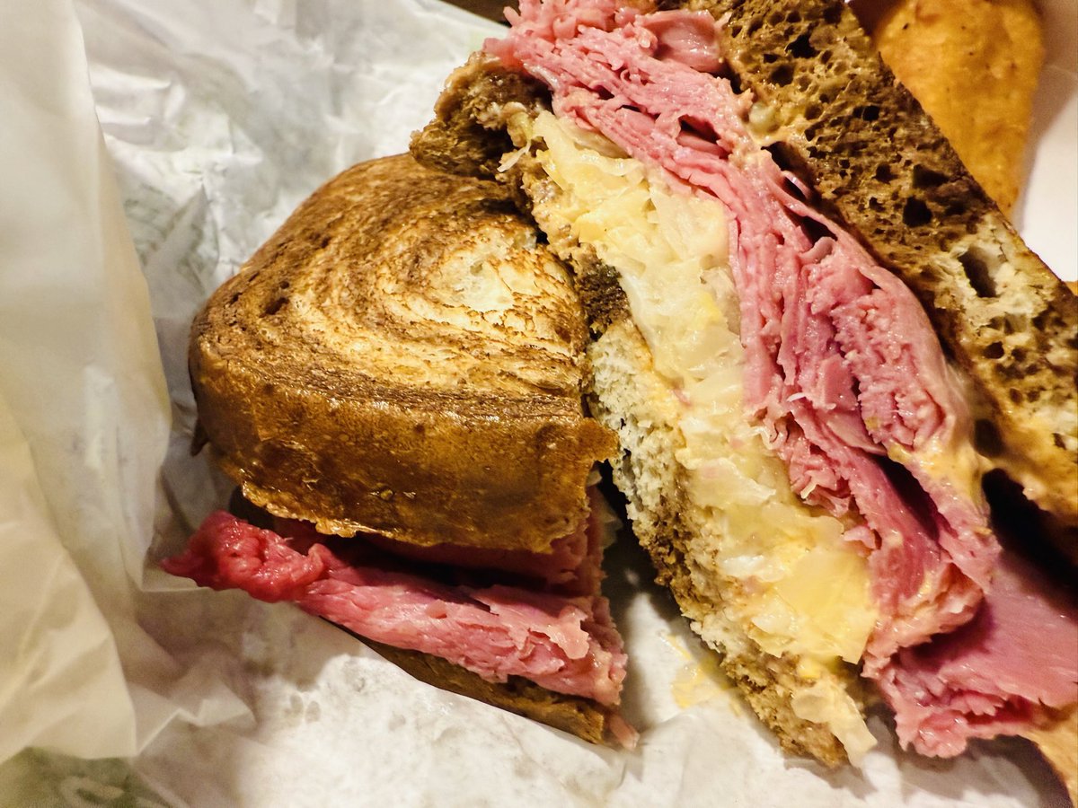 sanae_tajima's tweet image. 昔 六本木や渋谷にあったアービーズをパールリッジで見かけたから入ってみた

美味しー🥰　コンビーフサンドはもちろんだけど サイドのモッツァレラフライ✨伸びる伸びる😝

#Arby's
#Corned Beef Reuben
#Pearlridge Center