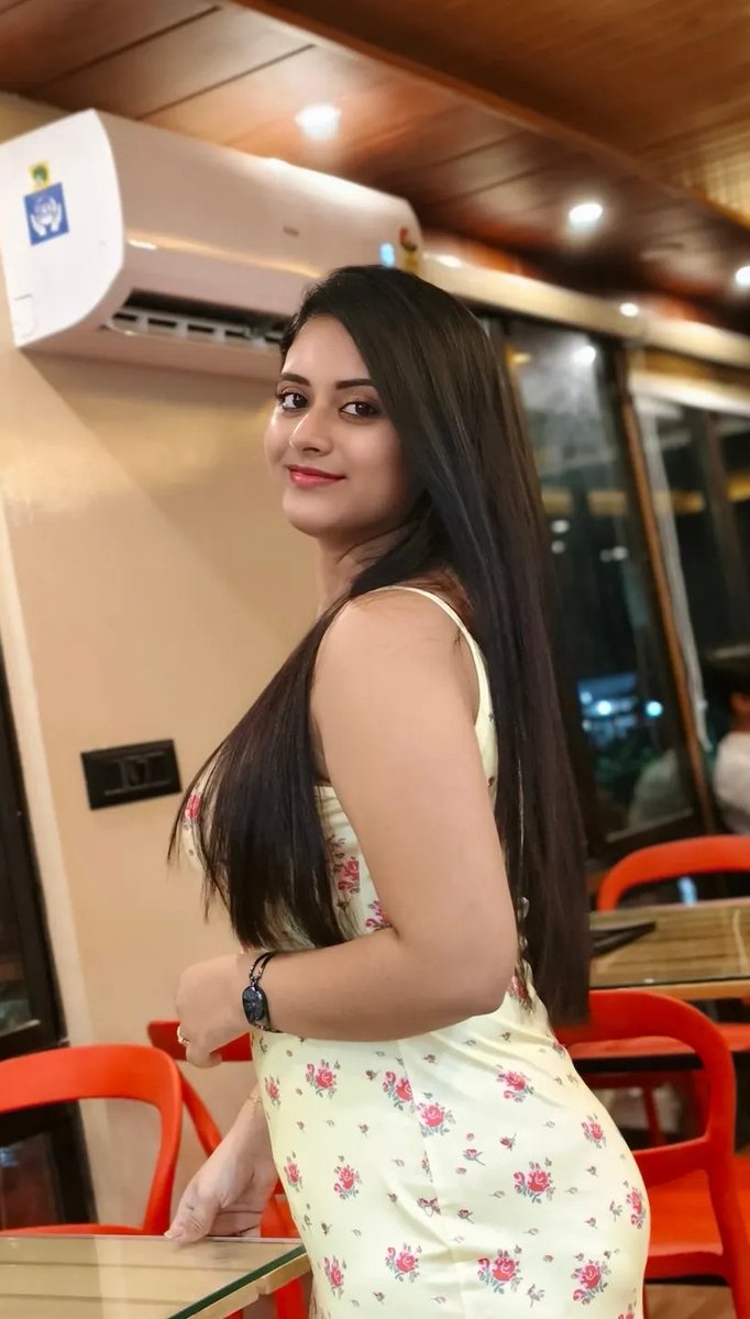 गुफ्तगू है नजरों की
जुबाँ की बात क्या करिए

          खामोशी के अल्फाज को
                 बस आंखों से पढ़िए ...