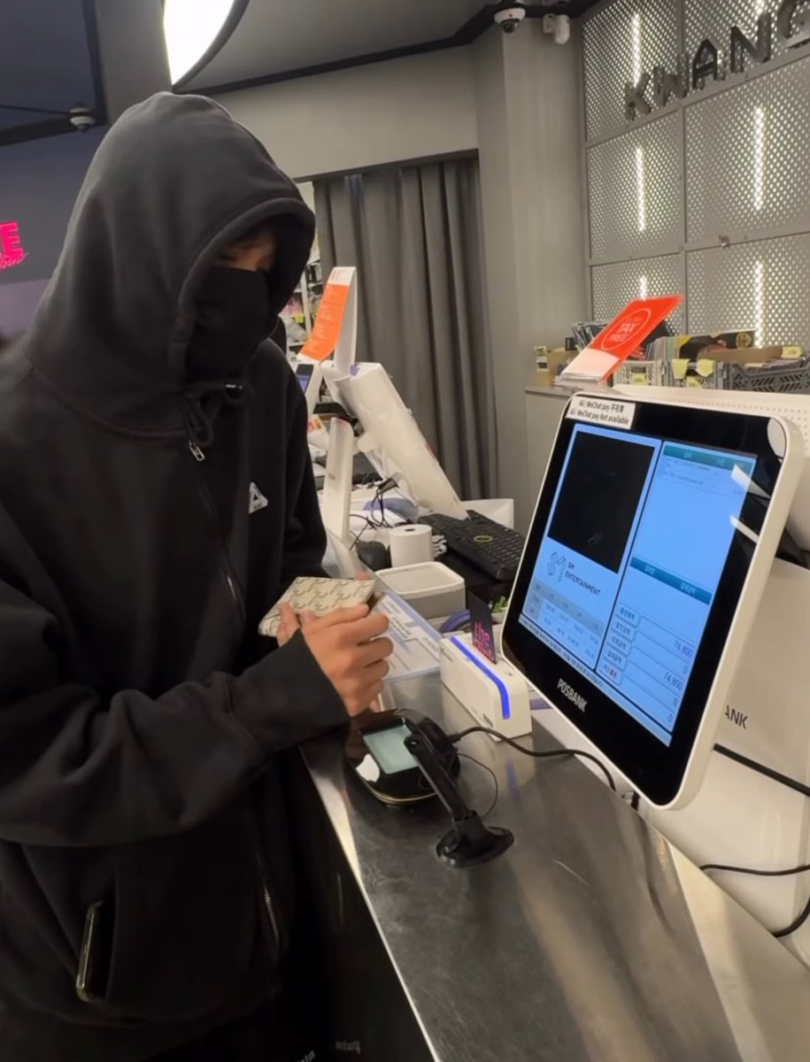 ไวบ์แฟนหนุ่มที่เข้าใจเราว่าเป้นติ่งอะ แบบพรุ่งนี้ไปคอนหรอ มาดิ เดี๋ยวเค้าแต่งแท่งไฟให้เธอไปหาแฟนเธอ บางวันก้แวะไปซื้ออัลบั้มให้งี้ เห้อ