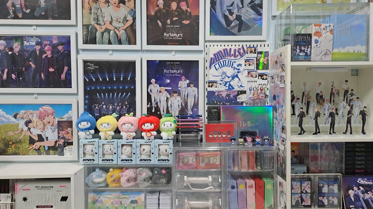 iiaryn_'s tweet photo. "Is it a mini exhibition of PLAVE?! 
🖼️💿 My desk says yes!"
#PLAVE_TH_PLLI_ShowMD https://t.co/eIG3LtuZwC