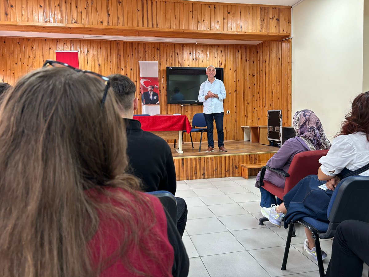 Rizesbl's tweet photo. Açılış Dersi " Edebiyat ve Hayat"
Rize Sosyal Bilimler Lisesi olarak her eğitim öğretim yılı başında düzenli gerçekleştirdiğimiz açılış dersi geleneğimiz devam etti.
2025-2026 eğitim öğretim yılı açılış dersimizi Öğretmen- Yazar Hasan Öztürk hocamızdan dinledik.@RizeMem53 https://t.co/bhBI8XZVz4